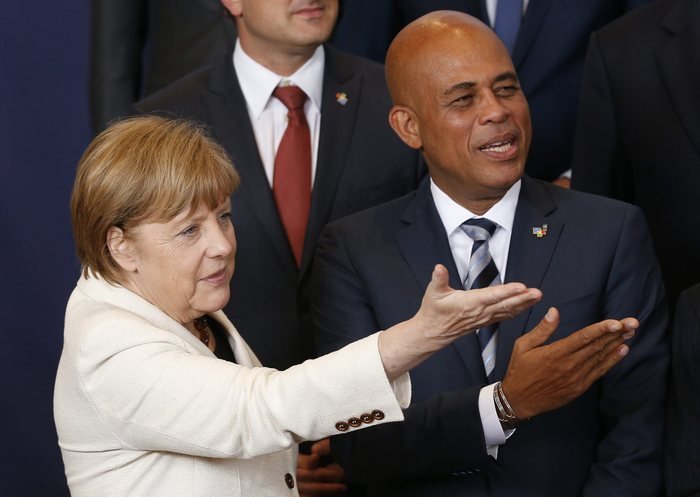 Αγκαλιές, αστεία και ένα τρυφερό φιλί στην Μέρκελ - Τα παρασκήνια της Συνόδου Κορυφής [εικόνες] | iefimerida.gr 4