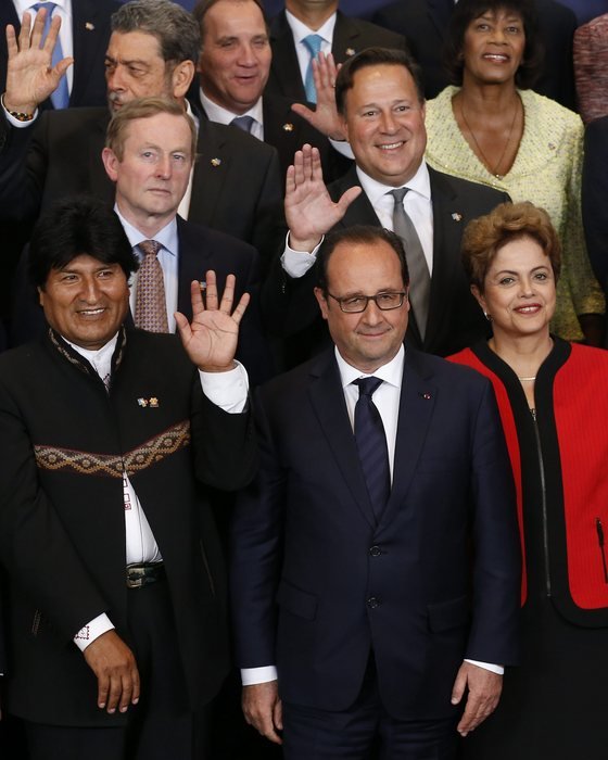 Αγκαλιές, αστεία και ένα τρυφερό φιλί στην Μέρκελ - Τα παρασκήνια της Συνόδου Κορυφής [εικόνες] | iefimerida.gr 6