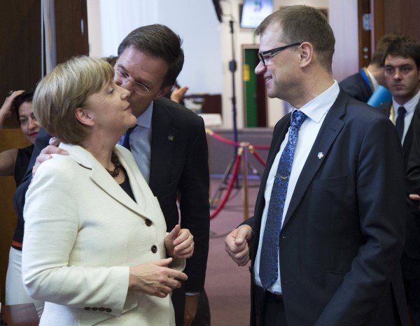 Αγκαλιές, αστεία και ένα τρυφερό φιλί στην Μέρκελ - Τα παρασκήνια της Συνόδου Κορυφής [εικόνες] | iefimerida.gr 1