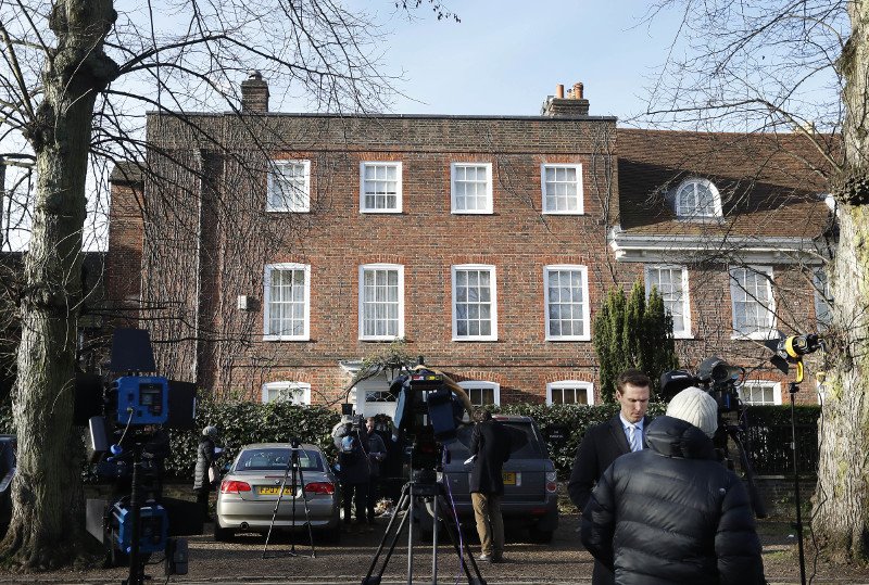 Λουλούδια, κεριά, μηνύματα έξω από το σπίτι του Τζορτζ Μάικλ -Το «αντίο» των θαυμαστών του [εικόνες] | iefimerida.gr 2