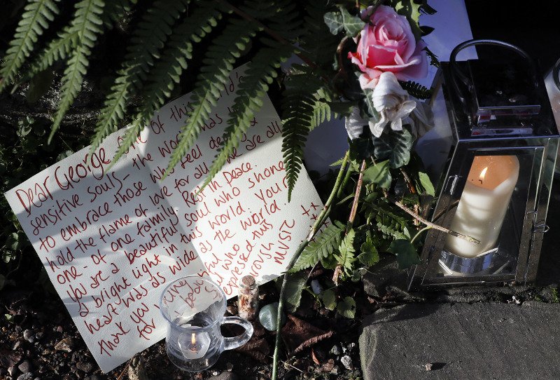 Λουλούδια, κεριά, μηνύματα έξω από το σπίτι του Τζορτζ Μάικλ -Το «αντίο» των θαυμαστών του [εικόνες] | iefimerida.gr 3