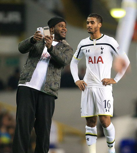 Οι τρεις εισβολείς στο «Γουάιτ Χαρτ Λέιν» -Εβγαλαν selfie φωτογραφία και διαφήμισαν αγγλική εταιρεία [εικόνες] | iefimerida.gr 1