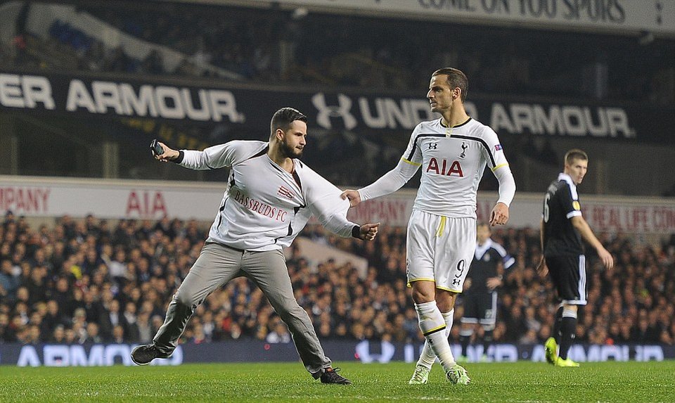 Οι τρεις εισβολείς στο «Γουάιτ Χαρτ Λέιν» -Εβγαλαν selfie φωτογραφία και διαφήμισαν αγγλική εταιρεία [εικόνες] | iefimerida.gr 2