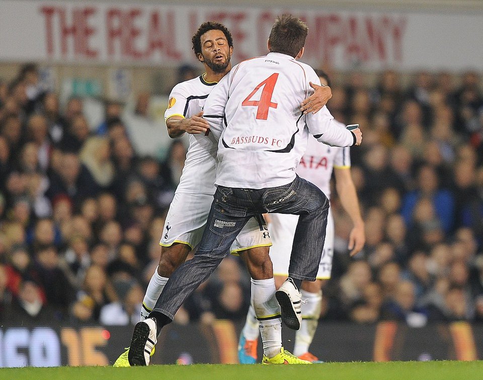 Οι τρεις εισβολείς στο «Γουάιτ Χαρτ Λέιν» -Εβγαλαν selfie φωτογραφία και διαφήμισαν αγγλική εταιρεία [εικόνες] | iefimerida.gr 3