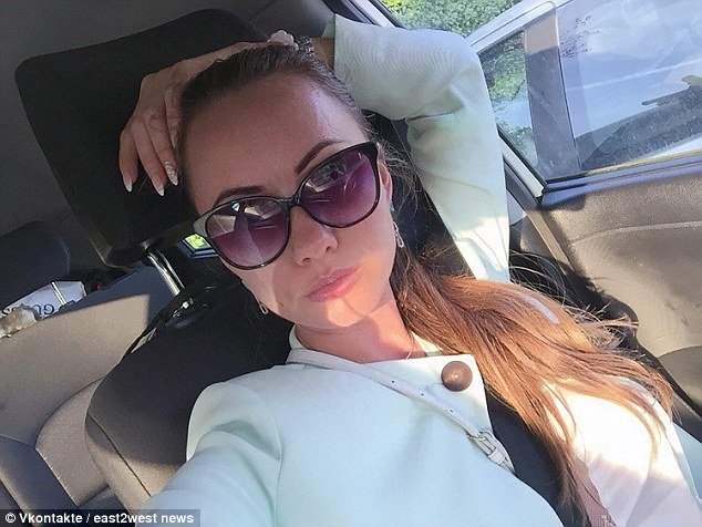 Τραγικός θάνατος: Kρεμόταν τόπλες από το παράθυρο αμαξιού και χτύπησε σε φανοστάτη [εικόνες & βίντεο] | iefimerida.gr 4