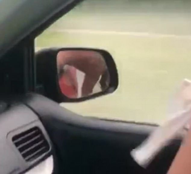 Τραγικός θάνατος: Kρεμόταν τόπλες από το παράθυρο αμαξιού και χτύπησε σε φανοστάτη [εικόνες & βίντεο] | iefimerida.gr 2