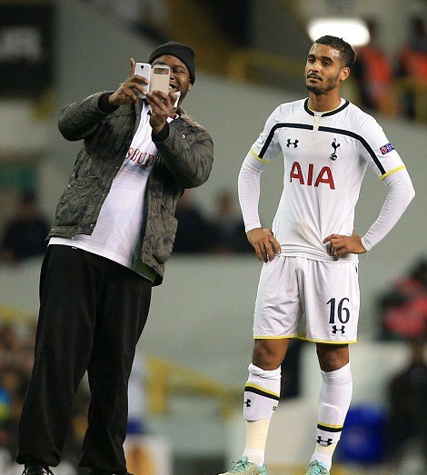 Οι τρεις εισβολείς στο «Γουάιτ Χαρτ Λέιν» -Εβγαλαν selfie φωτογραφία και διαφήμισαν αγγλική εταιρεία [εικόνες] | iefimerida.gr 0