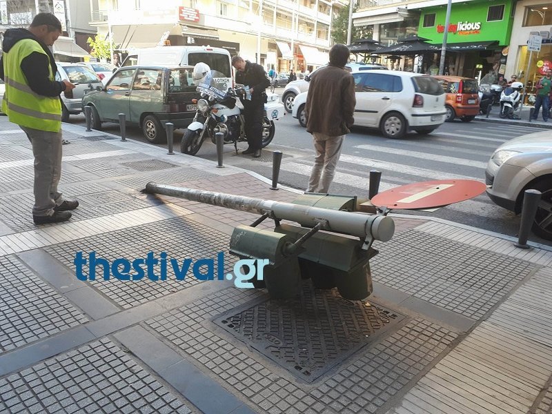 Θεσσαλονίκη: Επεσε φανάρι σε κεντρικό δρόμο [εικόνες] | iefimerida.gr 1
