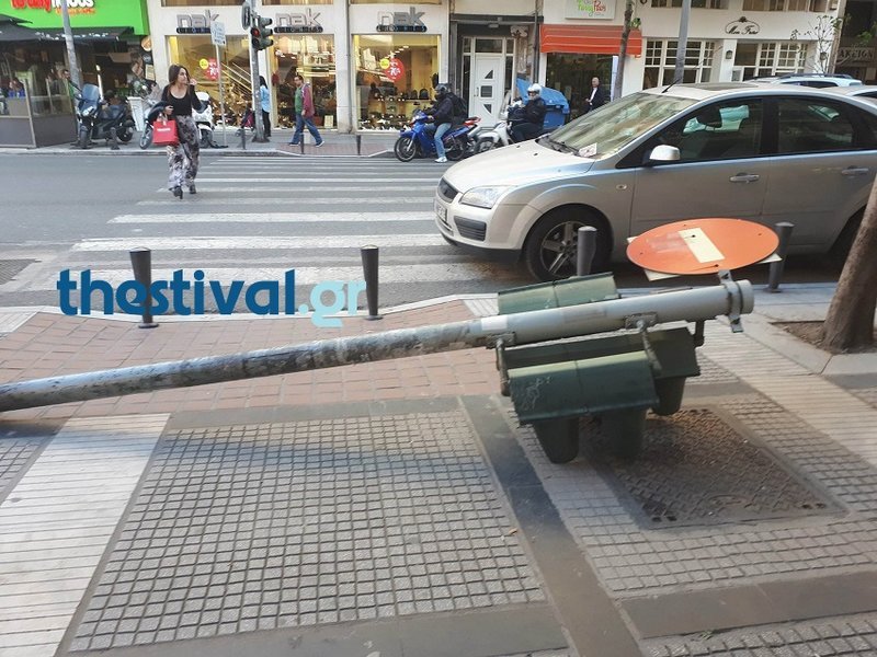 Θεσσαλονίκη: Επεσε φανάρι σε κεντρικό δρόμο [εικόνες] | iefimerida.gr 2