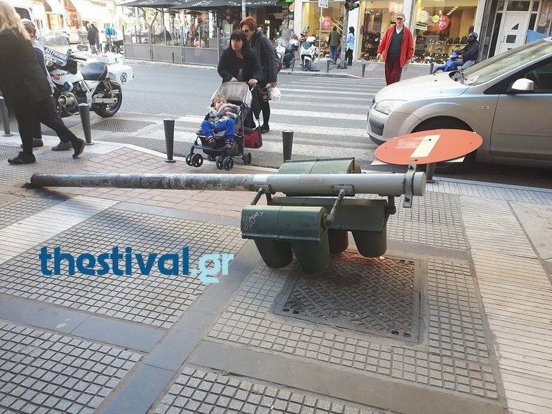 Θεσσαλονίκη: Επεσε φανάρι σε κεντρικό δρόμο [εικόνες] | iefimerida.gr 3