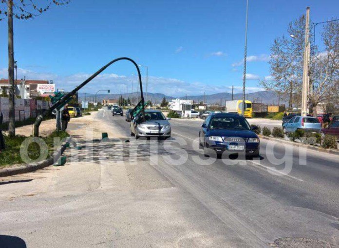 Απίστευτο περιστατικό στη Λάρισα: Περίμενε να ανάψει πράσινο και έπεσε πάνω του το φανάρι [εικόνα] | iefimerida.gr 0