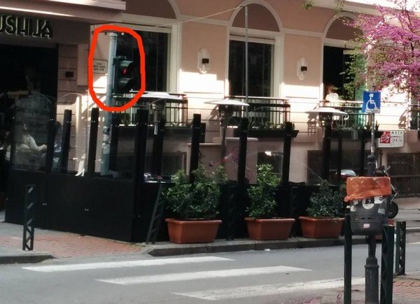 Μόνο στην Ελλάδα: Ιδιοκτήτης καφετέριας περιέφραξε φανάρι ρύθμισης της κυκλοφορίας [εικόνα] | iefimerida.gr 0