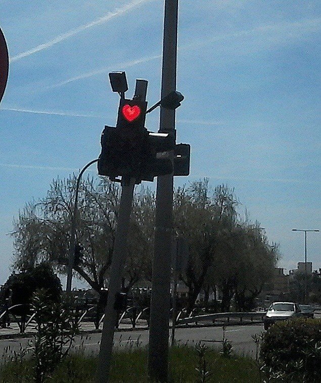 Τα διαφορετικά φανάρια της Καβάλας -Βλέπουν καρδιές οι οδηγοί [εικόνα] | iefimerida.gr 0