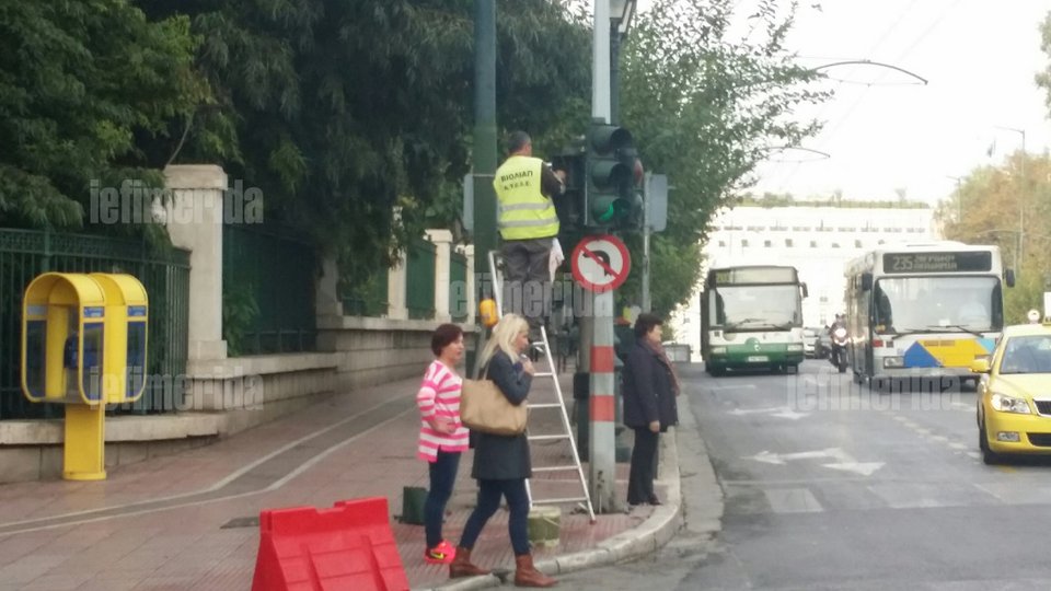 Για πρώτη φορά: Καθαρίζουν τα φανάρια της Αττικής [εικόνες] | iefimerida.gr 0