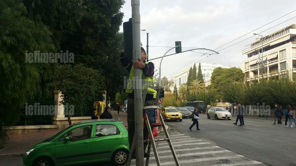 Για πρώτη φορά: Καθαρίζουν τα φανάρια της Αττικής [εικόνες] | iefimerida.gr 1