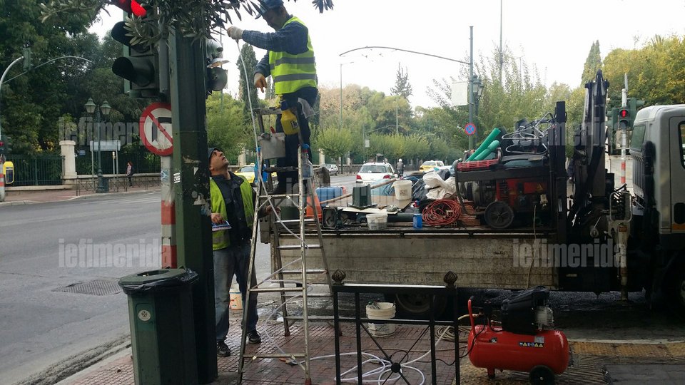 Για πρώτη φορά: Καθαρίζουν τα φανάρια της Αττικής [εικόνες] | iefimerida.gr 2