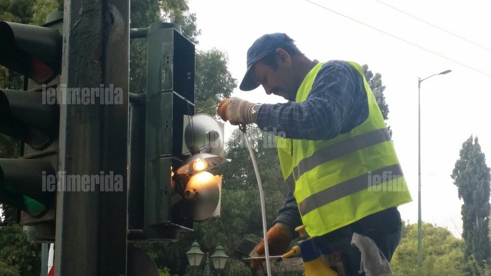 Για πρώτη φορά: Καθαρίζουν τα φανάρια της Αττικής [εικόνες] | iefimerida.gr 3