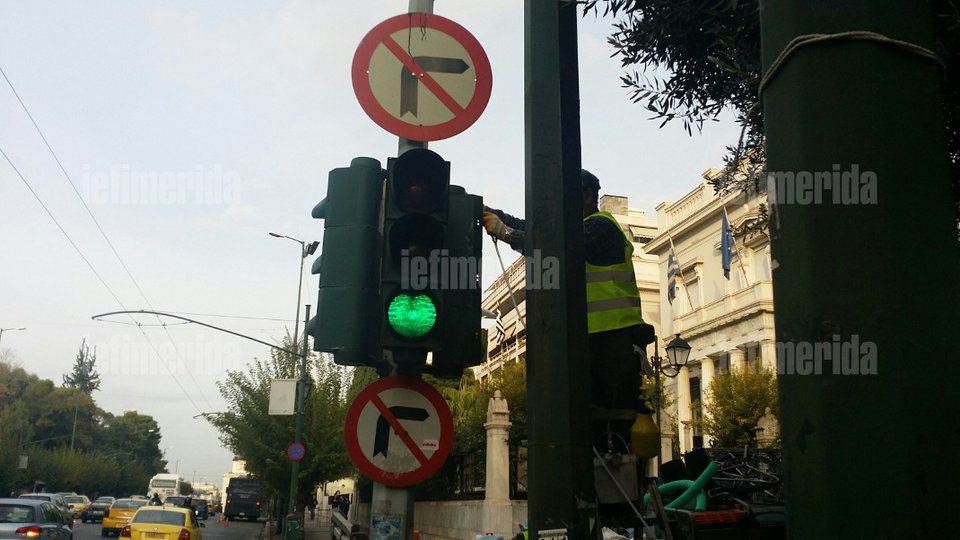 Για πρώτη φορά: Καθαρίζουν τα φανάρια της Αττικής [εικόνες] | iefimerida.gr 4