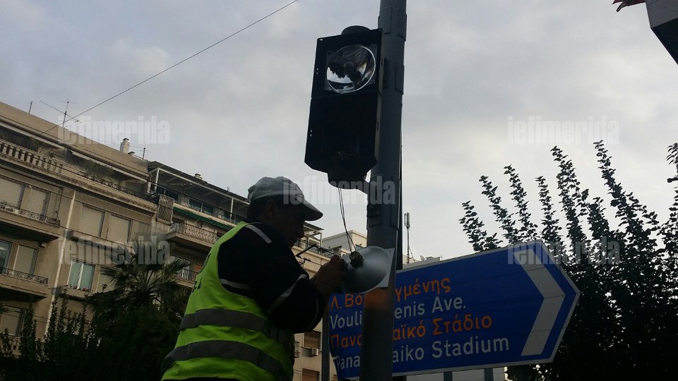 Για πρώτη φορά: Καθαρίζουν τα φανάρια της Αττικής [εικόνες] | iefimerida.gr 5