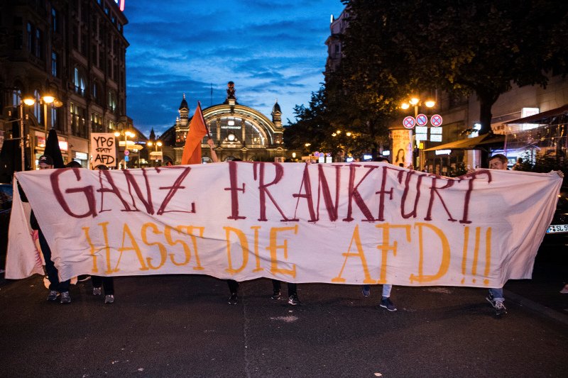 Διαδηλωτές και επεισόδια στα γραφεία του ακροδεξιού ΑfD στο Βερολίνο -«Μισούμε τους ναζί» [εικόνες & βίντεο]  | iefimerida.gr 2