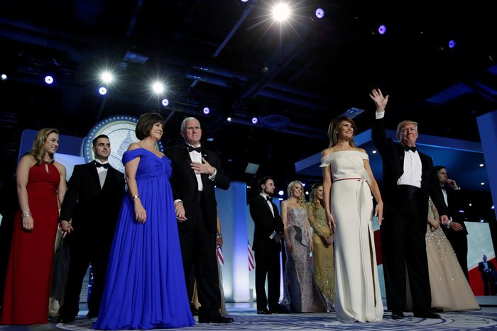 Πώς γιόρτασαν οι Τραμπ μετά την ορκωμοσία -Οι τρεις δεξιώσεις και ο πρώτος χορός του προεδρικού ζεύγους [εικόνες & βίντεο] | iefimerida.gr 4