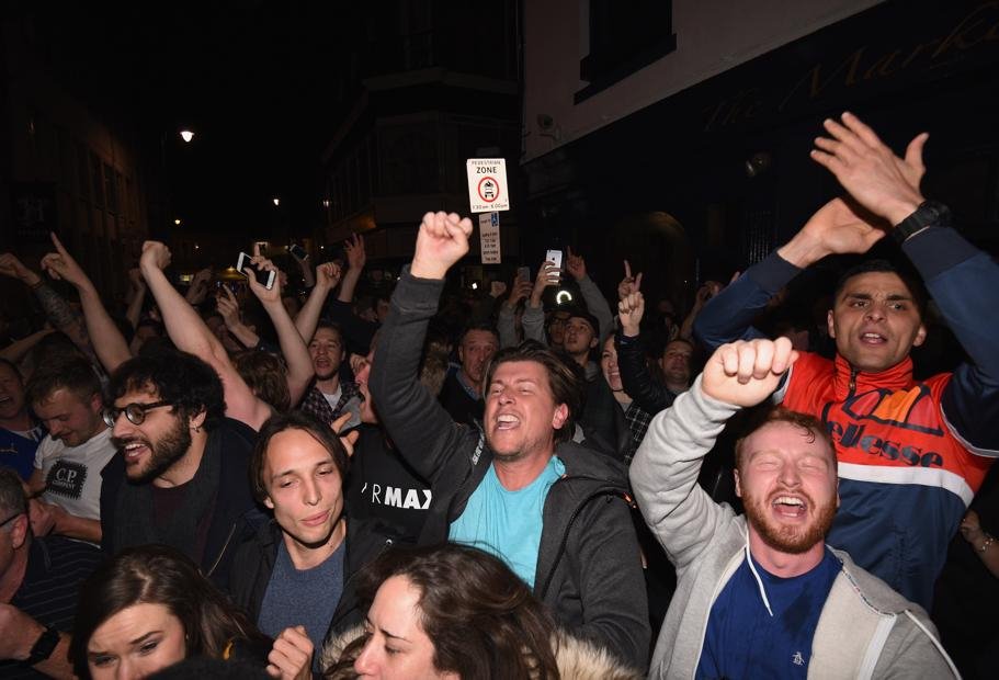 Τρελό πάρτι στο Λέστερ: Ο τίτλος, οι πανηγυρισμοί και η ατάκα Ρανιέρι για την Ελλάδα [εικόνες & βίντεο] | iefimerida.gr 2