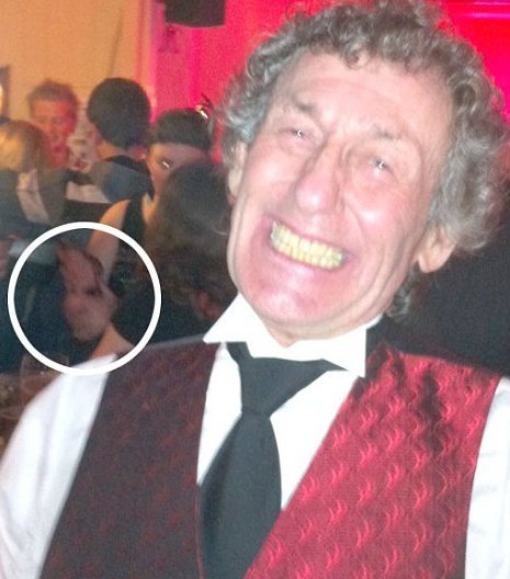 Φωτογράφισαν το φάντασμα που στοιχειώνει παμπ της Βρετανίας...  [εικόνα] | iefimerida.gr 0