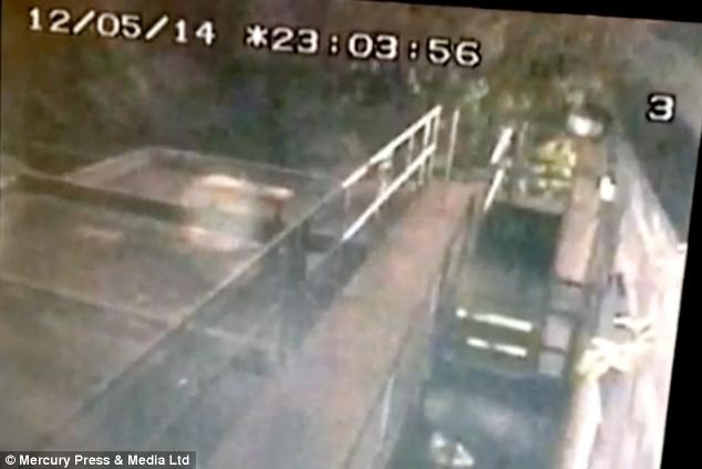 Τρόμος στο Λίβερπουλ με φάντασμα; Η στοιχειωμένη παμπ και η περίεργη φιγούρα που διαπερνά έναν τοίχο [εικόνες&βίντεο] | iefimerida.gr 0