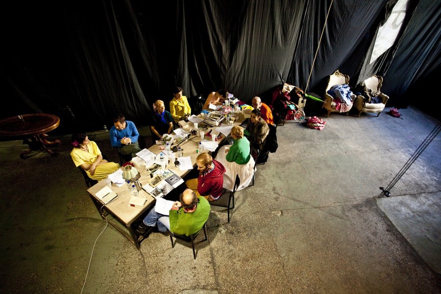 Οι πρώτες φωτογραφίες από τις πρόβες του ρηξικέλευθου Μιχαήλ Μαρμαρινού για τον Φάουστ [εικόνες] | iefimerida.gr 0