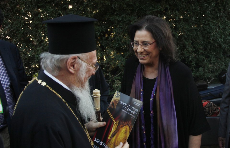 H Μαρία Φαραντούρη τραγούδησε για τους ιερείς, επικεφαλής των εκκλησιών στην Κρήτη [εικόνες & βίντεο] | iefimerida.gr 2