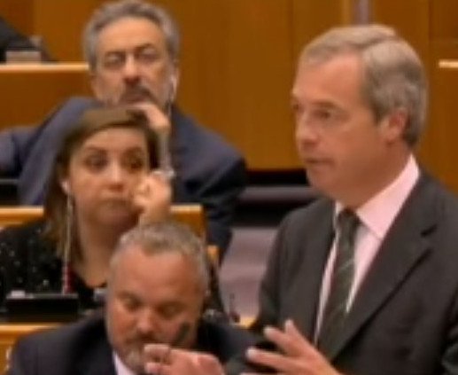 Προκλητικός ο Φάρατζ στο Ευρωπαϊκό Κοινοβούλιο: Κανένας από εσάς δεν έχει δουλέψει στη ζωή του | iefimerida.gr 1
