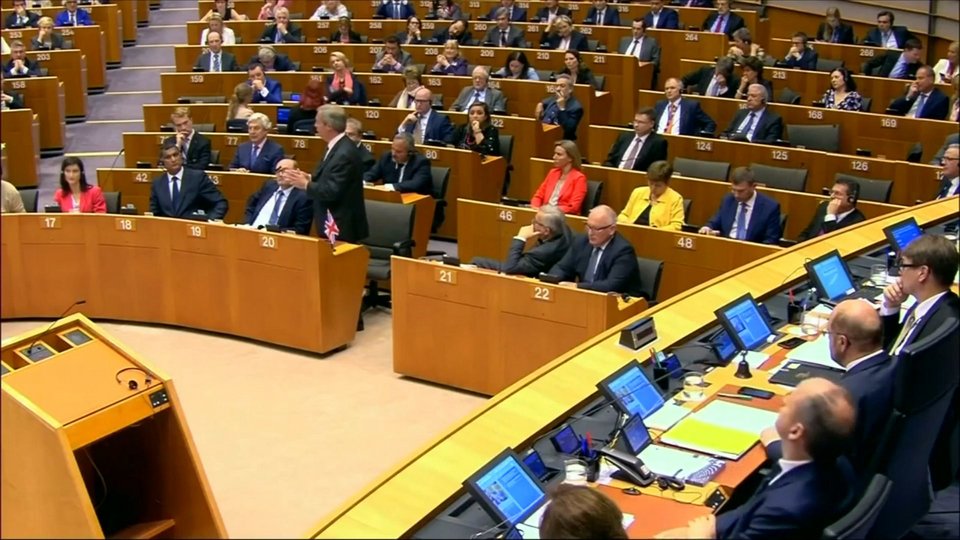 Προκλητικός ο Φάρατζ στο Ευρωπαϊκό Κοινοβούλιο: Κανένας από εσάς δεν έχει δουλέψει στη ζωή του | iefimerida.gr 4