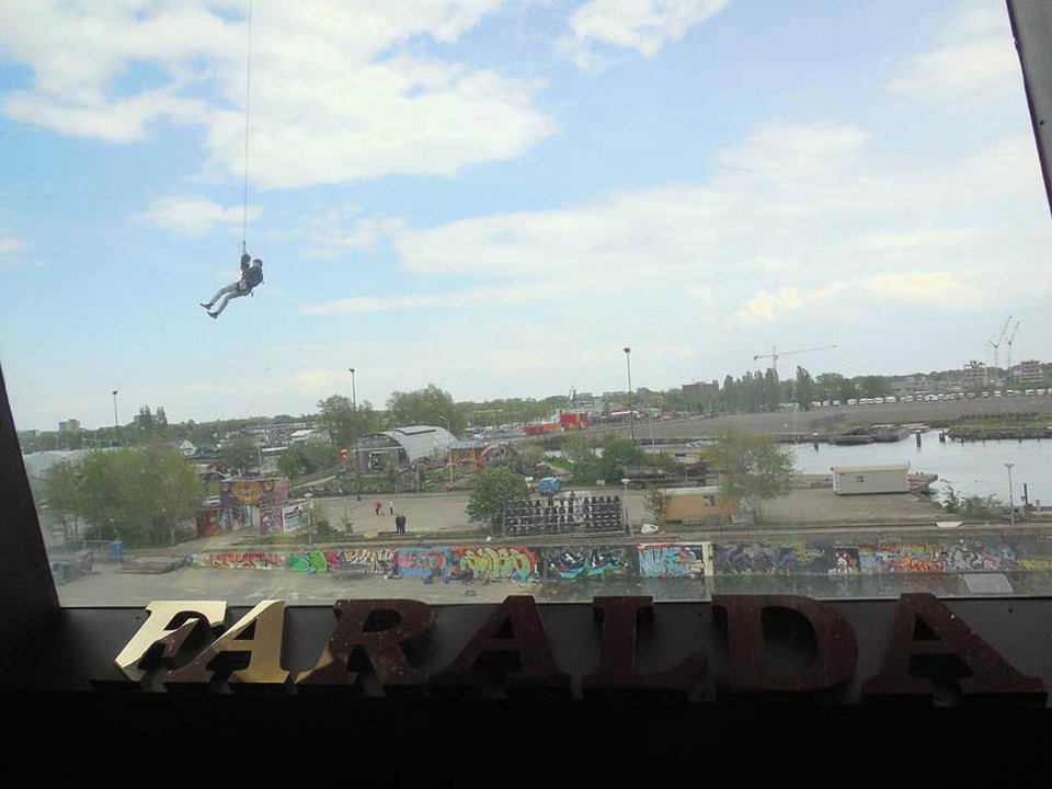 Το πιο παράξενο ξενοδοχείο στον κόσμο - Μέσα σε γερανό, με ασυναγώνιστη θέα [εικόνες] | iefimerida.gr 13