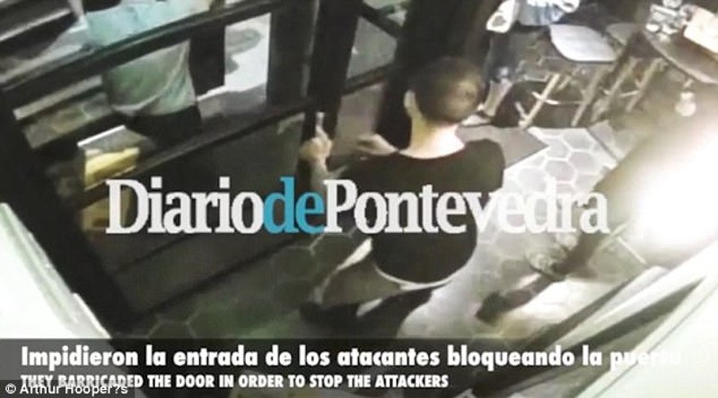 Ο ήρωας σερβιτόρος που έβαλε το σώμα του στην πόρτα για να εμποδίσει τον τρομοκράτη με το μαχαίρι [εικόνες & βίντεο] | iefimerida.gr 0