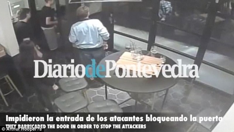 Ο ήρωας σερβιτόρος που έβαλε το σώμα του στην πόρτα για να εμποδίσει τον τρομοκράτη με το μαχαίρι [εικόνες & βίντεο] | iefimerida.gr 2