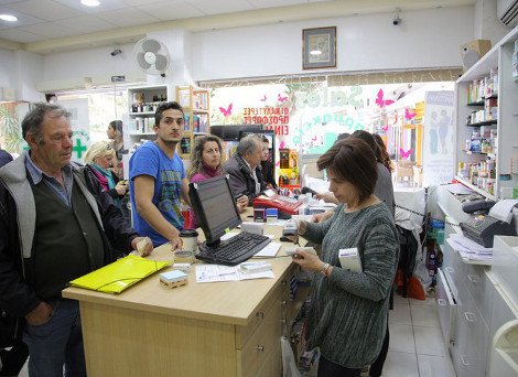 Tραγελαφικές σκηνές στα εφημερεύοντα φαρμακεία -Ατελείωτες ουρές, πορτιέρηδες στις εισόδους [εικόνες] | iefimerida.gr 1