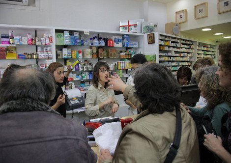 Tραγελαφικές σκηνές στα εφημερεύοντα φαρμακεία -Ατελείωτες ουρές, πορτιέρηδες στις εισόδους [εικόνες] | iefimerida.gr 2