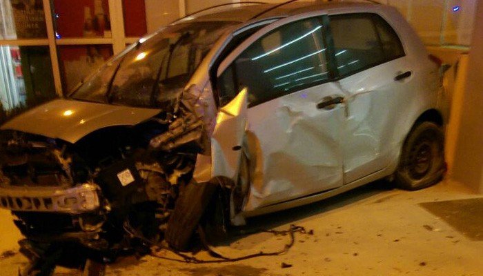 Σούδα: Αυτοκίνητο προσγειώθηκε στην είσοδο φαρμακείου [εικόνες] | iefimerida.gr 2