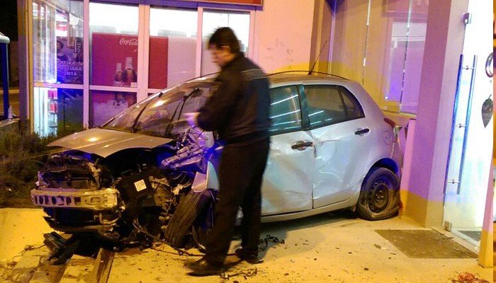 Σούδα: Αυτοκίνητο προσγειώθηκε στην είσοδο φαρμακείου [εικόνες] | iefimerida.gr 0