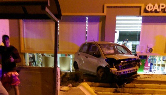 Σούδα: Αυτοκίνητο προσγειώθηκε στην είσοδο φαρμακείου [εικόνες] | iefimerida.gr 1