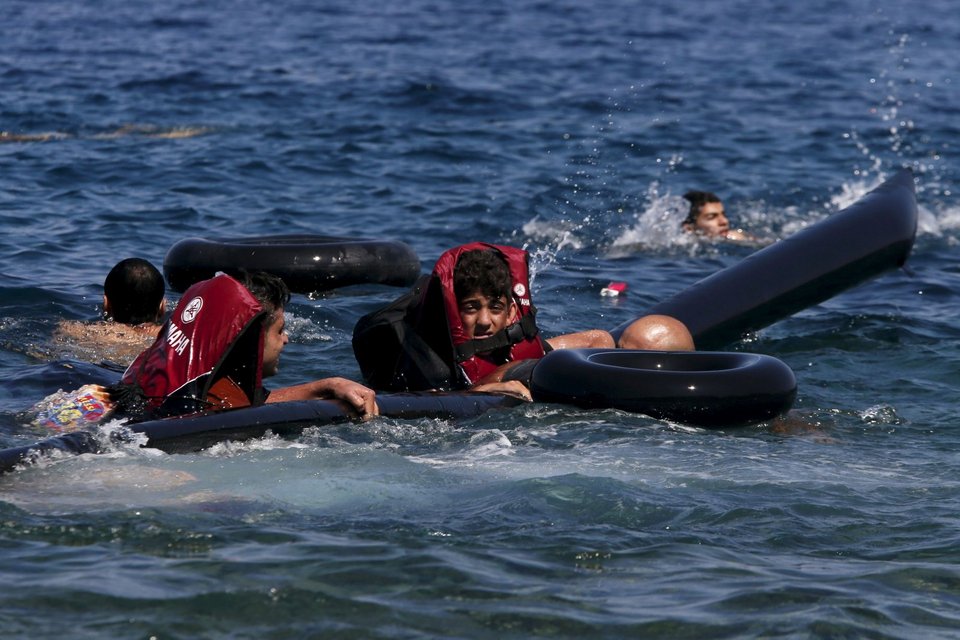 Φωτογραφίες που σοκάρουν: Μετανάστες προσπαθούν απεγνωσμένα να σωθούν μετά από νέο ναυάγιο στη Μυτιλήνη [εικόνες] | iefimerida.gr 9
