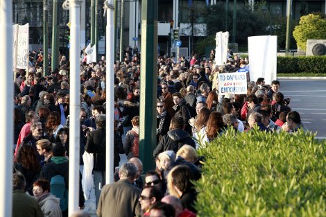 Τσίπρας και βουλευτές αποχώρησαν από τη Βουλή και ενώθηκαν με τους διαδηλωτές στο Σύνταγμα [εικόνες] | iefimerida.gr 4