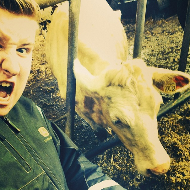 Αυτή είναι η νέα μόδα στις Selfies: Ιρλανδοί αγρότες έβαλαν τα γυαλιά στο Facebook [εικόνες] | iefimerida.gr 4