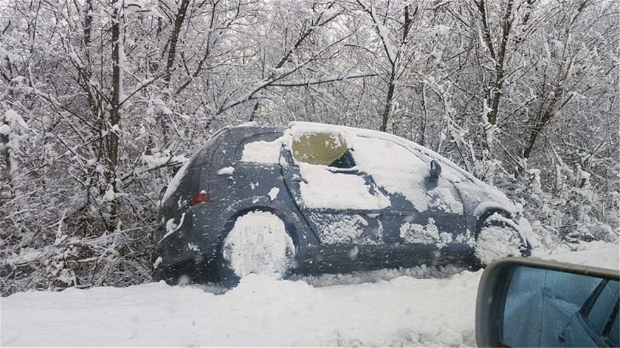 Απίστευτες εικόνες στα Φάρσαλα -Το χιόνι έριξε στο γκρεμό αυτοκίνητα [εικόνες] | iefimerida.gr 0