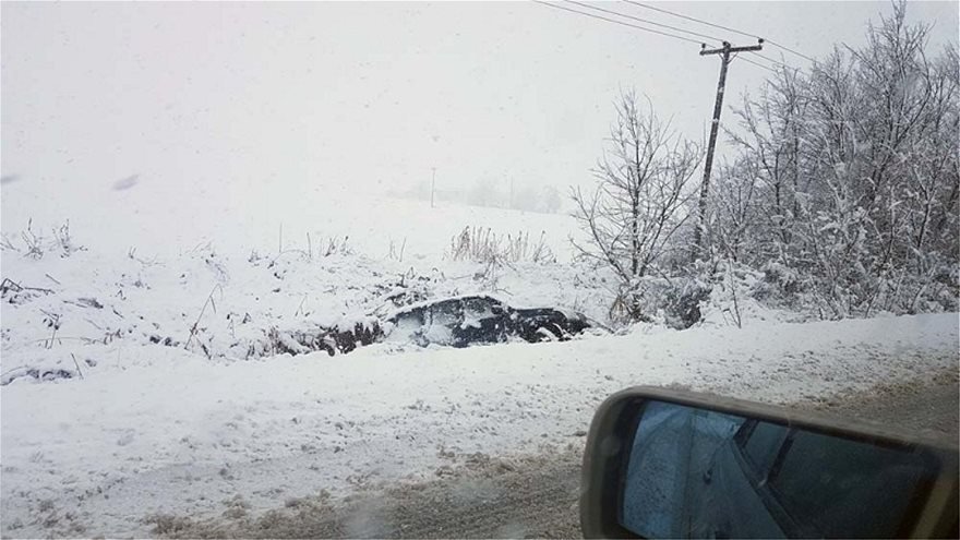 Απίστευτες εικόνες στα Φάρσαλα -Το χιόνι έριξε στο γκρεμό αυτοκίνητα [εικόνες] | iefimerida.gr 1