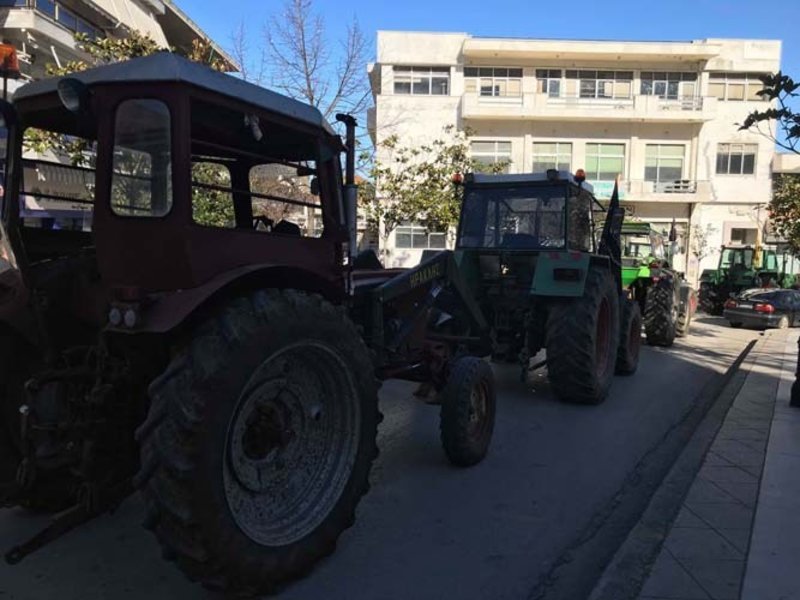 Φάρσαλα: Οι αγρότες απέκλεισαν με τα τρακτέρ τους το κέντρο της πόλης [εικόνες] | iefimerida.gr 2