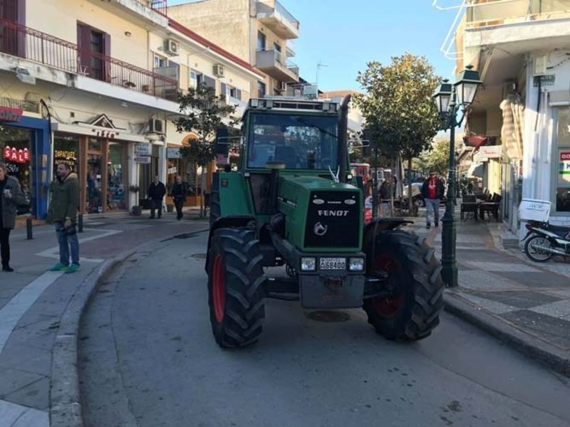 Φάρσαλα: Οι αγρότες απέκλεισαν με τα τρακτέρ τους το κέντρο της πόλης [εικόνες] | iefimerida.gr 0
