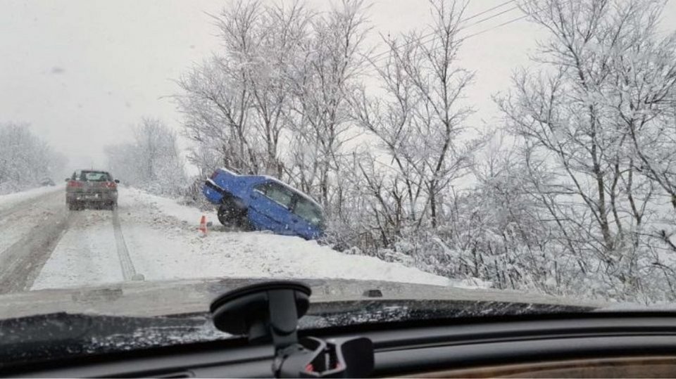Απίστευτες εικόνες στα Φάρσαλα -Το χιόνι έριξε στο γκρεμό αυτοκίνητα [εικόνες] | iefimerida.gr 3
