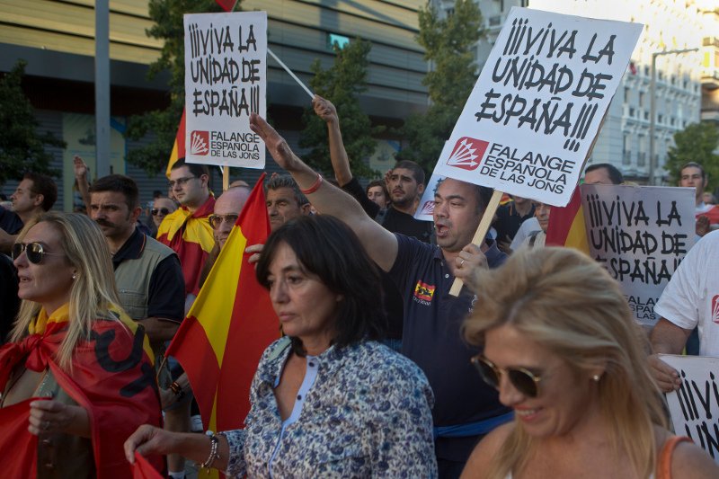 Ισπανοί νοσταλγοί του Φράνκο έκαναν φασιστικούς χαιρετισμούς -Σε διαδήλωση κατά της απόσχισης [εικόνες] | iefimerida.gr 0