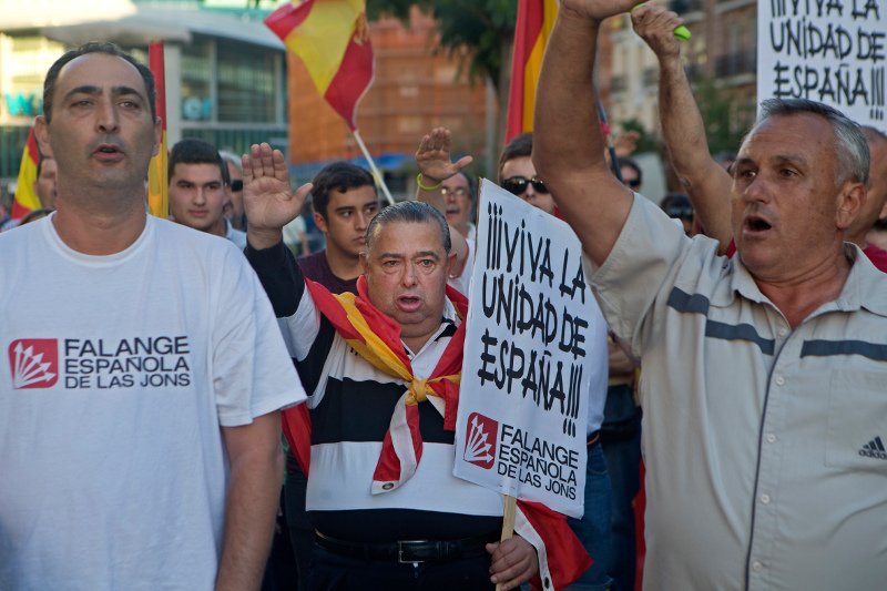 Ισπανοί νοσταλγοί του Φράνκο έκαναν φασιστικούς χαιρετισμούς -Σε διαδήλωση κατά της απόσχισης [εικόνες] | iefimerida.gr 1